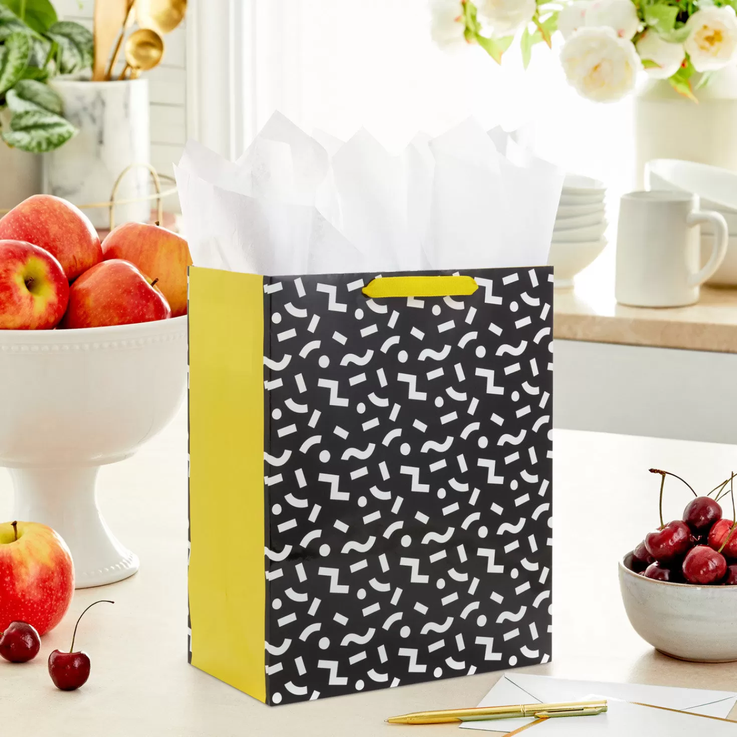 Birthday>Hallmark 13" White Confetti On Black Large Gift Bag