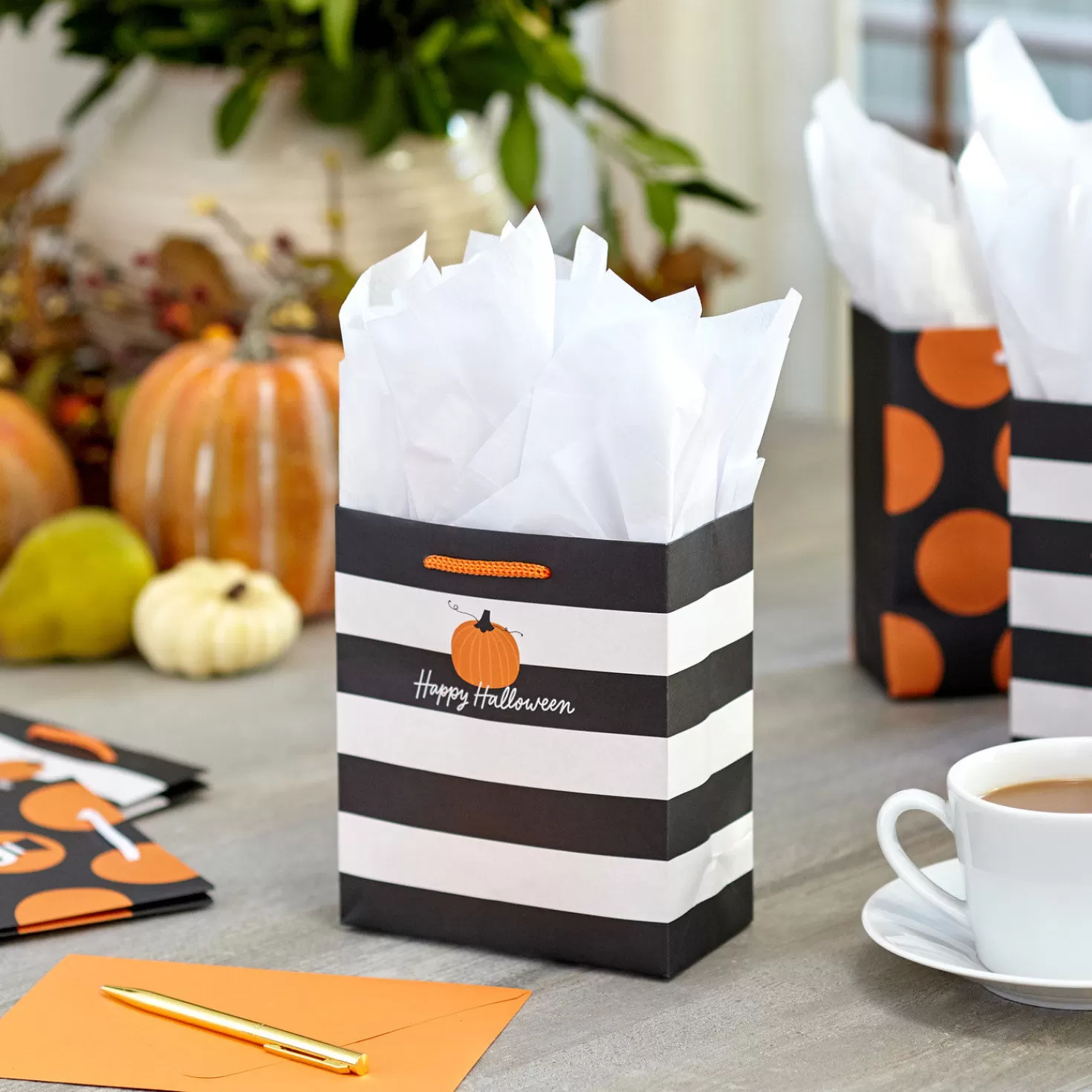 Halloween (10/31)>Hallmark 6.5" Assorted 8-Pack Stylish Halloween Small Gift Bags